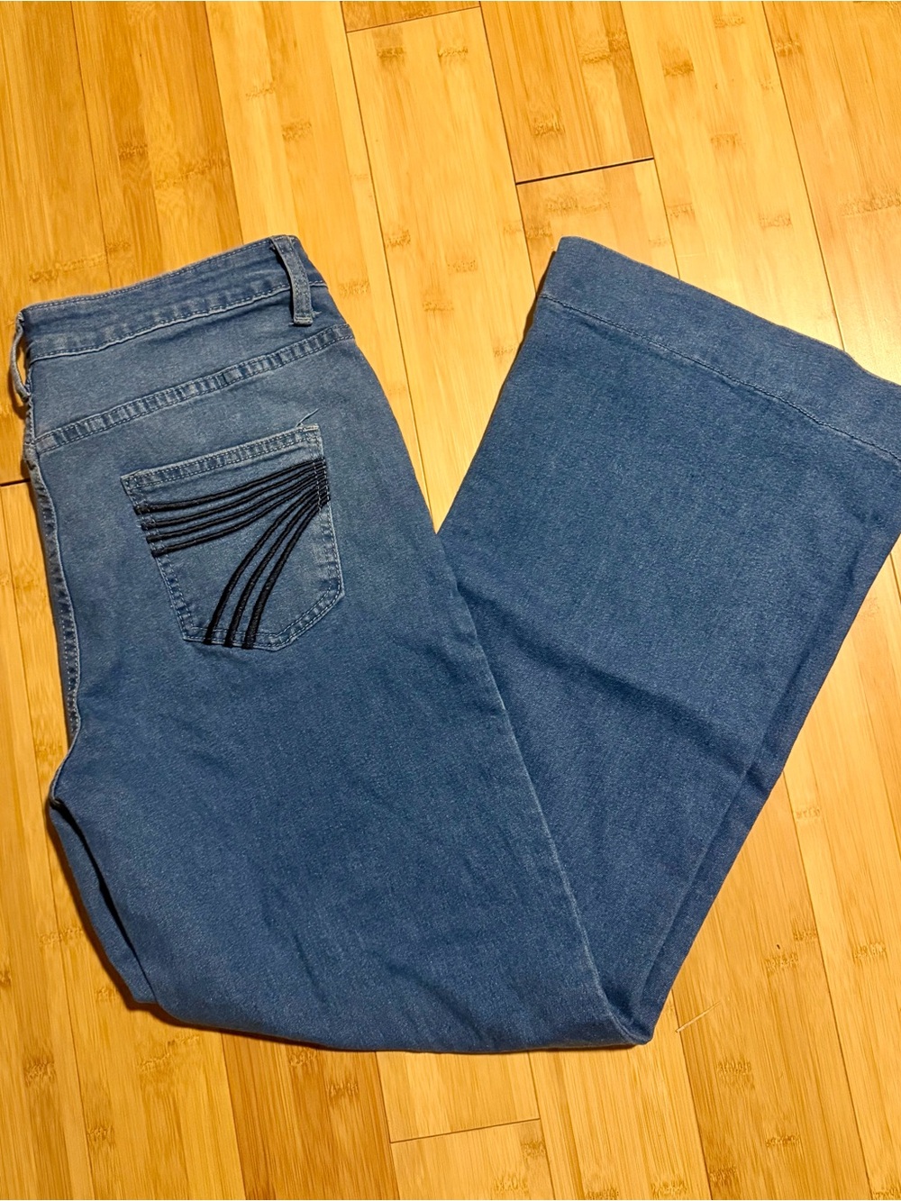 SHEIN Blue Wide-Leg Jeans with Embroidered Back Pocket